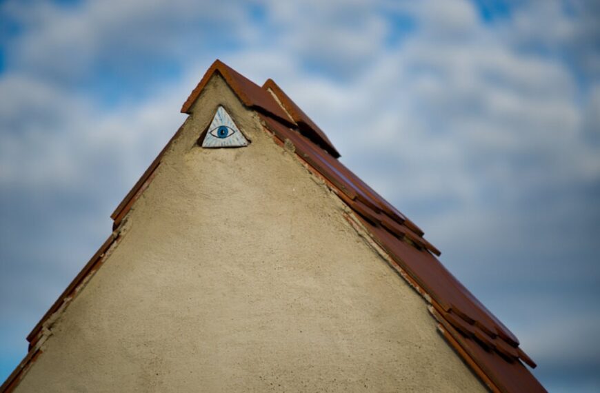 How Do Freemasons Dress